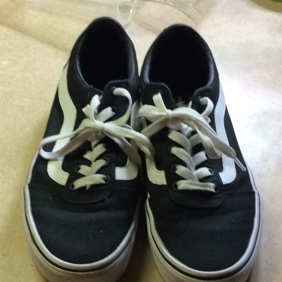 Shoes - Vans black tennis shoes